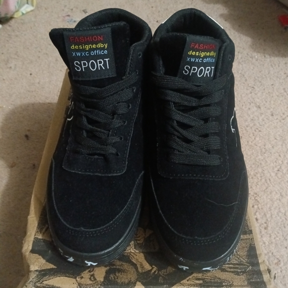 Brand new tennis shoes. Size 51/2 they are blk an white never been worn. Selling - Picture 3 of 6